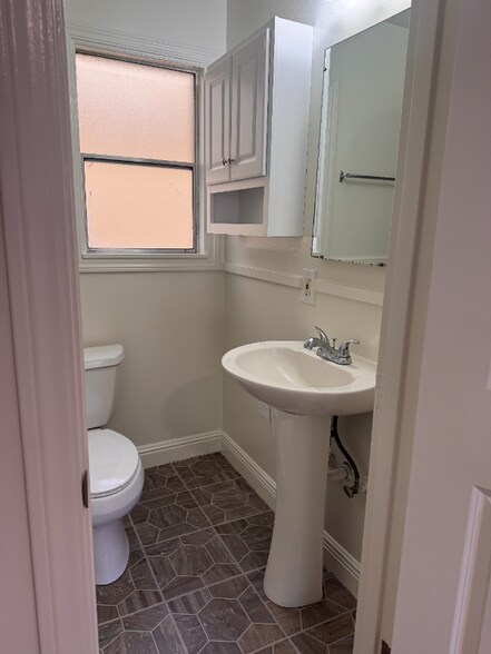 Building Photo - 210 S E St