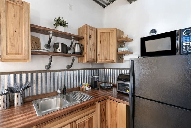 Building Photo - 402 N Foys Lake Dr