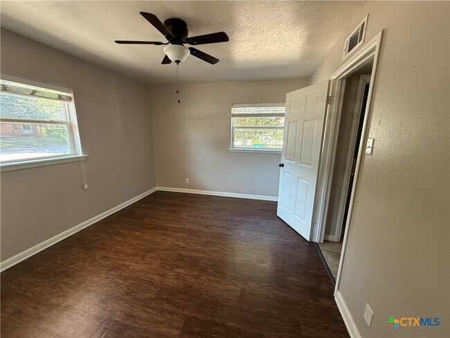 Building Photo - 1400 N East St