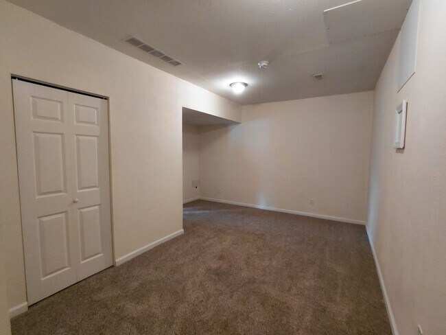 Building Photo - Home close to Post