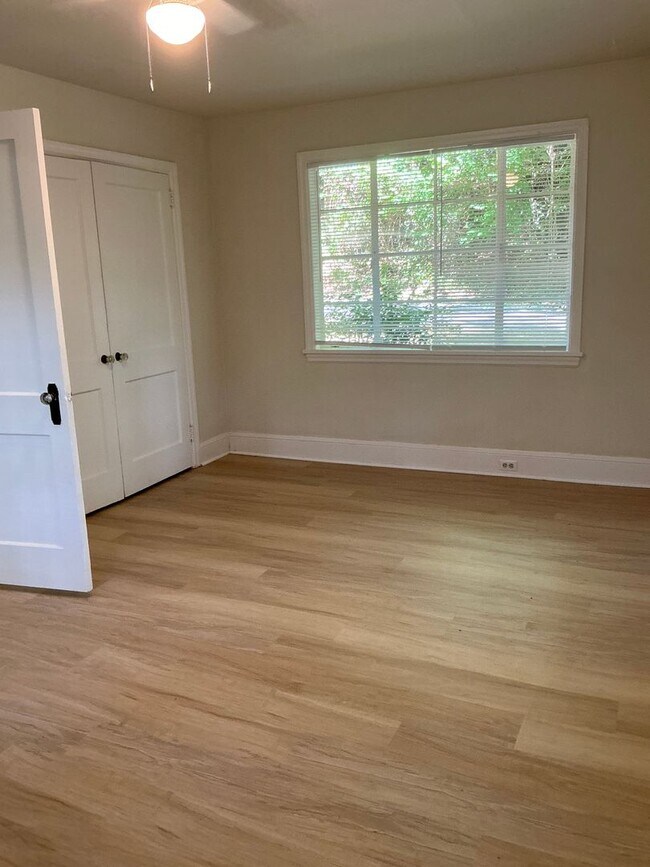 Building Photo - 1 Bedroom/ 1 Bath Cottage off Prince Avenue! Available soon!