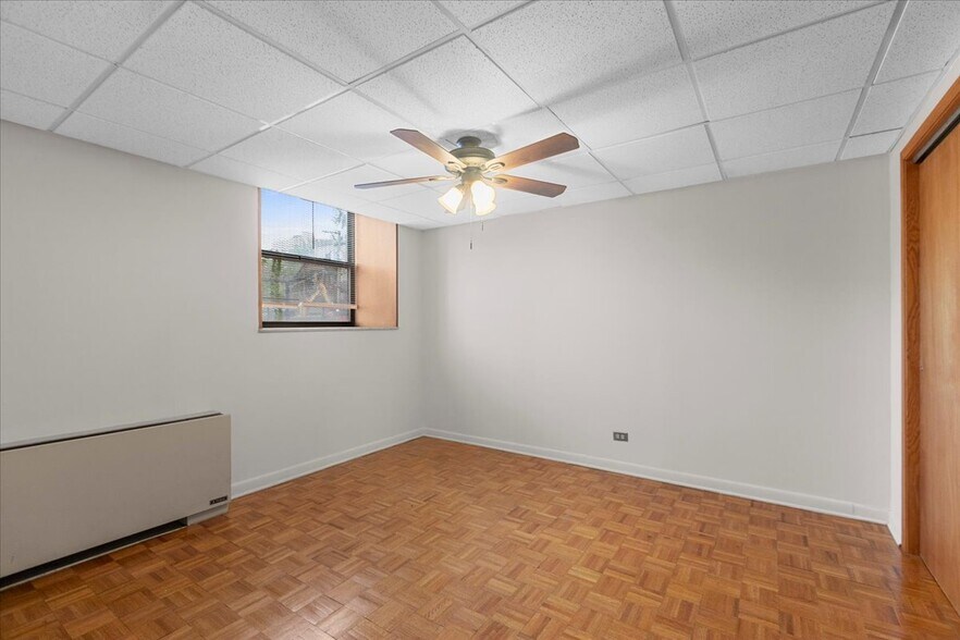 Building Photo - 620 W Belmont Ave