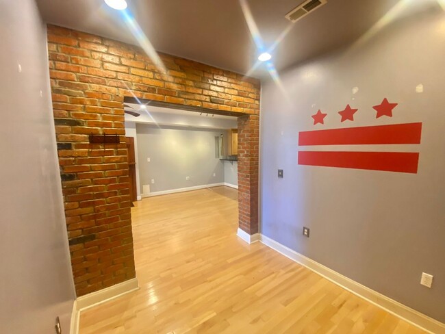 Building Photo - Mt Vernon Triangle Spacious 2 Bed 2.5 Bath...