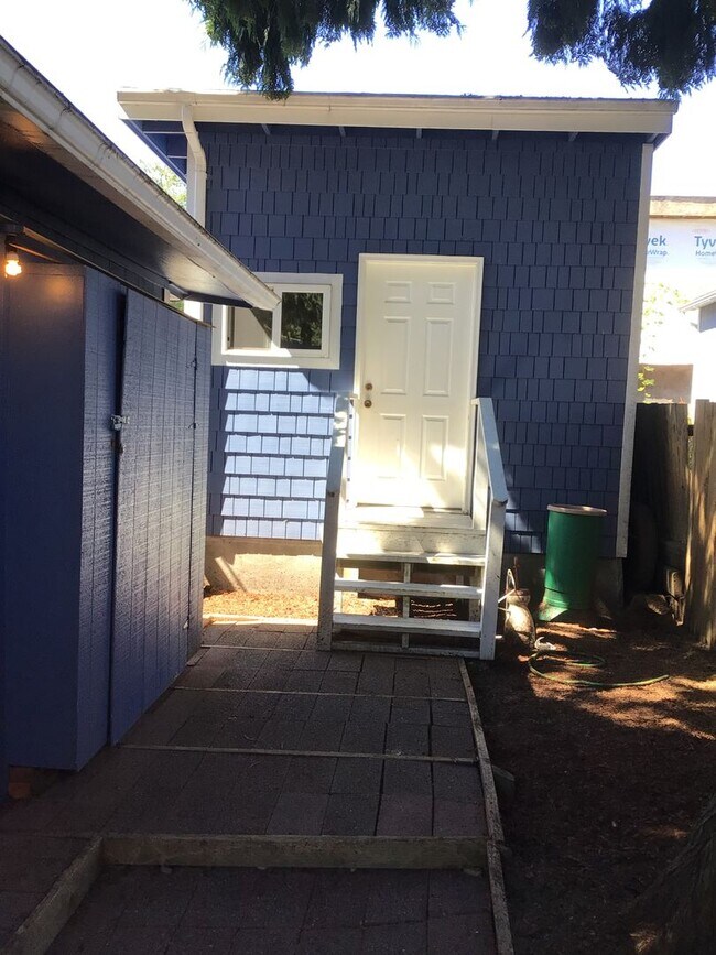 Building Photo - Arbor Heights Bungalow, Available early Oc...