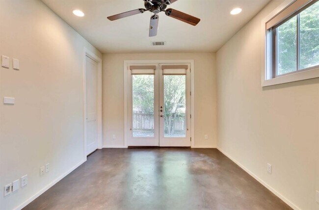 Building Photo - 417 W Johanna St