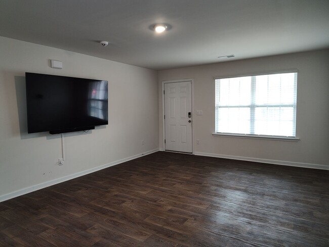 Building Photo - Pristine, 3 bedroom, 2.5 bathroom home located in the Stewart Creek States Subdivision!