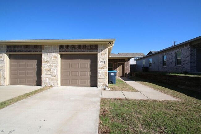 Building Photo - Coming soon: upgraded 3BD/2BA duplex near Camp Bowie & Downtown FW