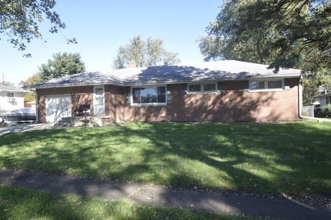 Primary Photo - 3 bed / 3 bath Home for Rent in Hobart