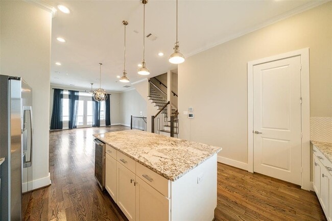Building Photo - 5815 E Post Oak Ln