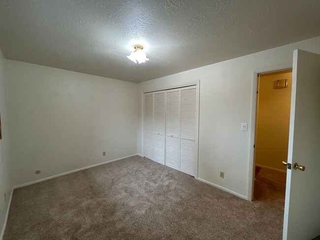 Building Photo - 3 Bedroom / 2 Bathroom in Bend's Orchard D...