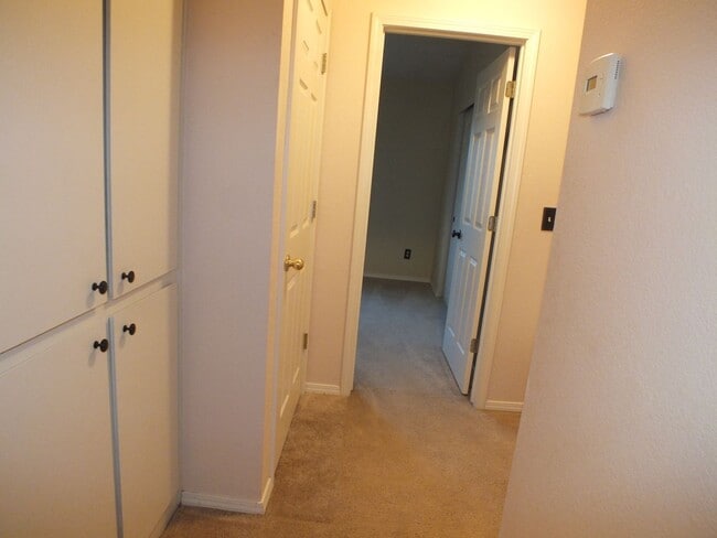 Building Photo - 2/1.5 Diamond Springs condo