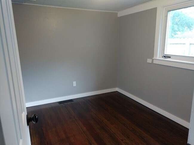 Building Photo - Adorable 2 bedroom with a bonus room!