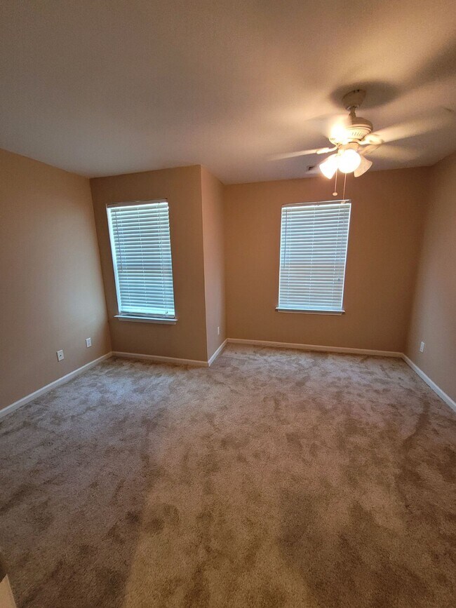 Building Photo - Spacious Three Bedroom Townhome in Wellstone!