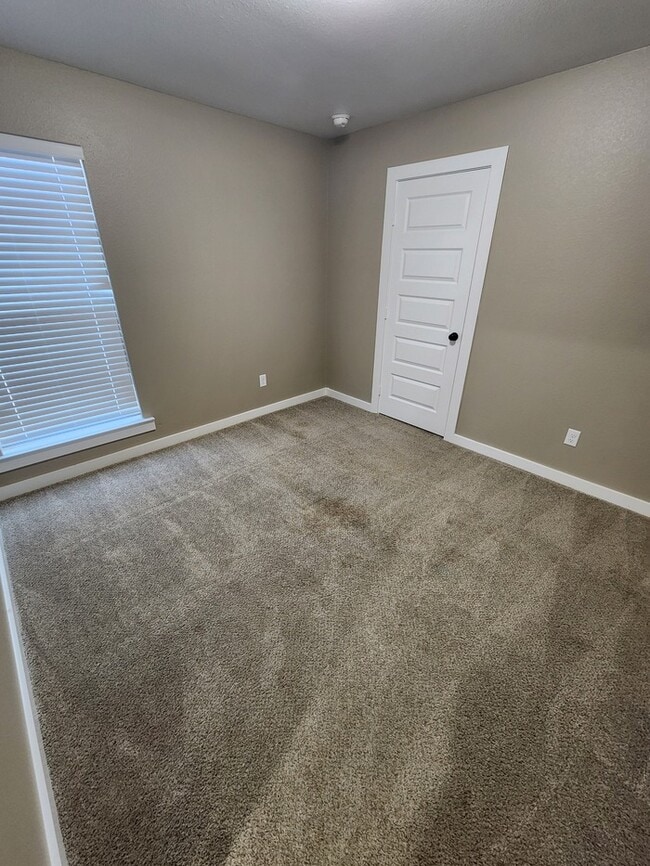 Building Photo - 3 bed 2 bath home, 1 car garage