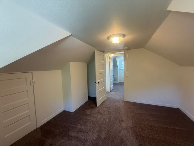 Building Photo - 3 Bed 1 Bath Newly Remodeled Pet Free Home...