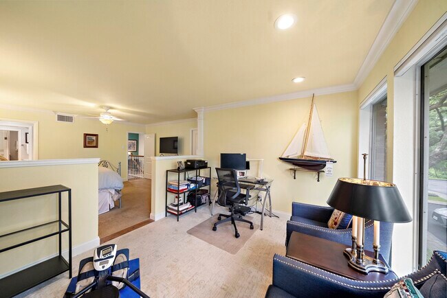 Building Photo - 8944 Chatsworth Dr