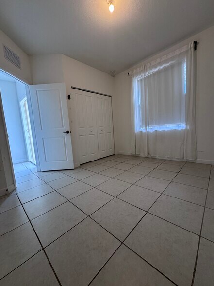 Room#1- 1 floor with full bathroom - 11852 SW 245th Ter
