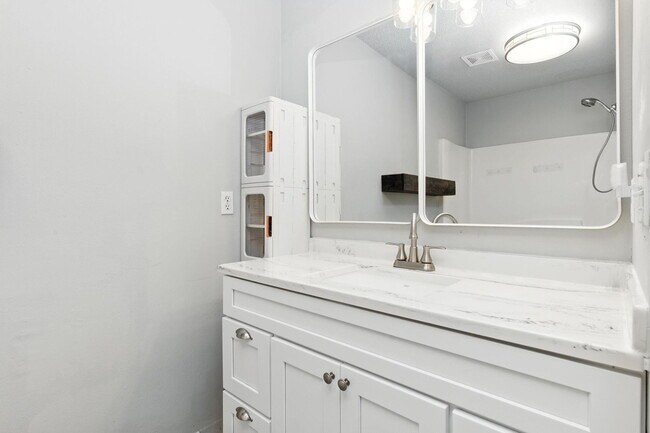 Building Photo - 303 Crooked Pine Trail