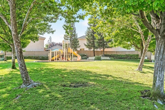 Building Photo - Bright 3 bedroom, 2 bath in Gated Communit...