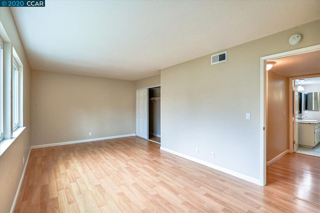 bedroom with 2 closets - 102 Miramonte Dr