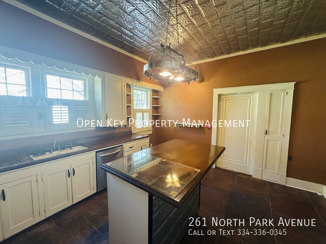 Building Photo - 261 N Park Ave