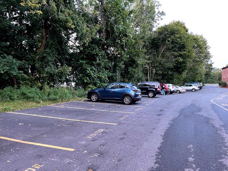 Building Photo - 180 Tyngsboro Rd