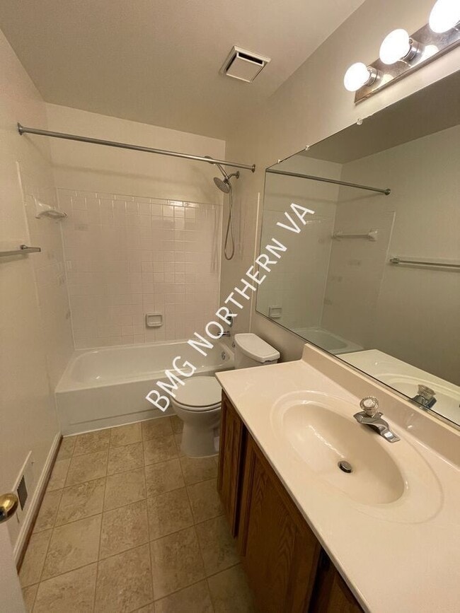 Building Photo - 865 Tall Oaks Square