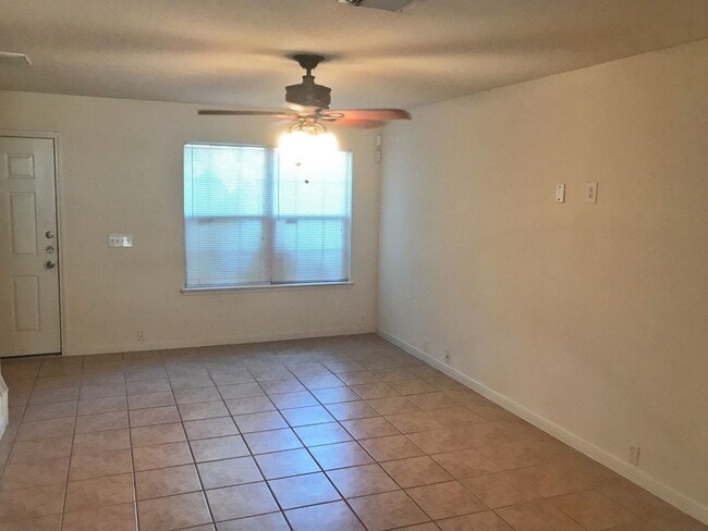 Building Photo - 17406 Hoover Gardens Dr