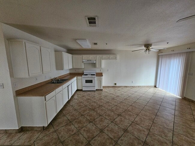 Building Photo - 744 S Roche St