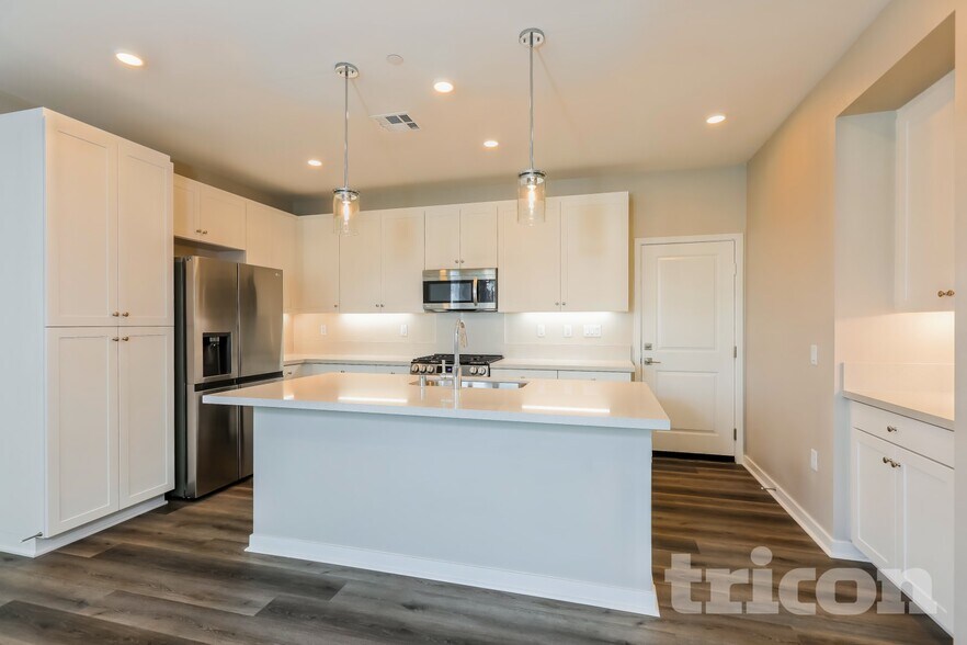 Building Photo - 31581 Dwight Dr