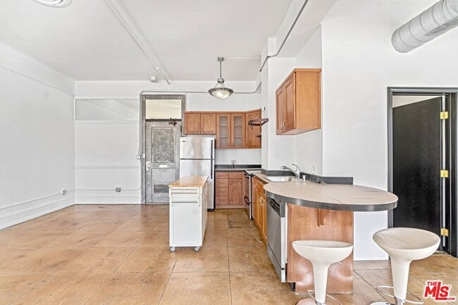 Building Photo - 108 W 2nd St