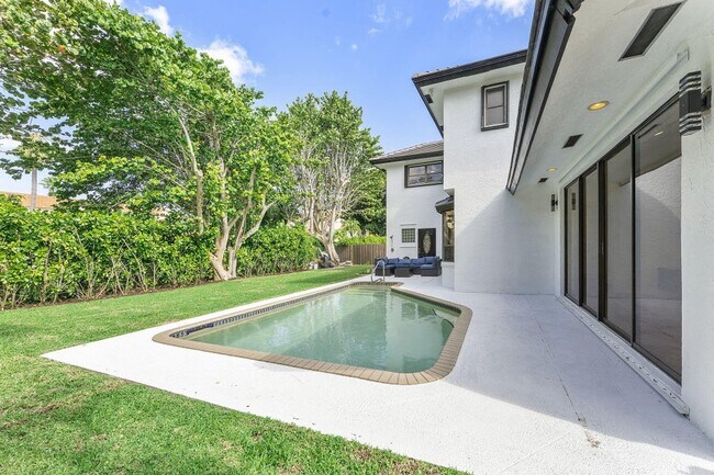 Building Photo - 150 Lucina Dr