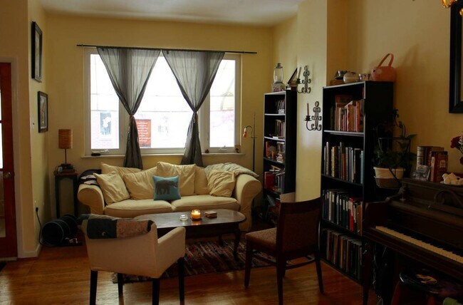 Building Photo - Well-maintained Passyunk Square 3 Bedroom ...