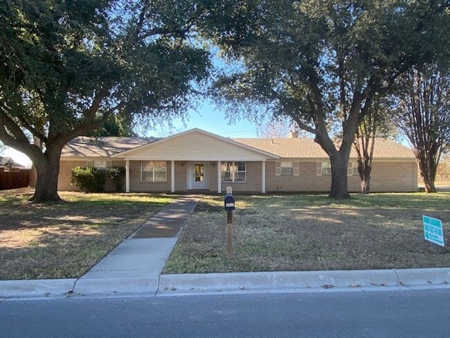 Primary Photo - 3 BEDROOM HOUSE WITH CHARACTER!