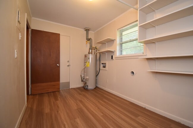Building Photo - 3 Bedroom with Fenced in Backyard and Shop!