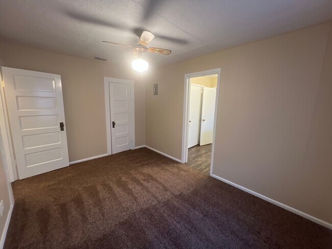 Building Photo - 730 W 17th Ln