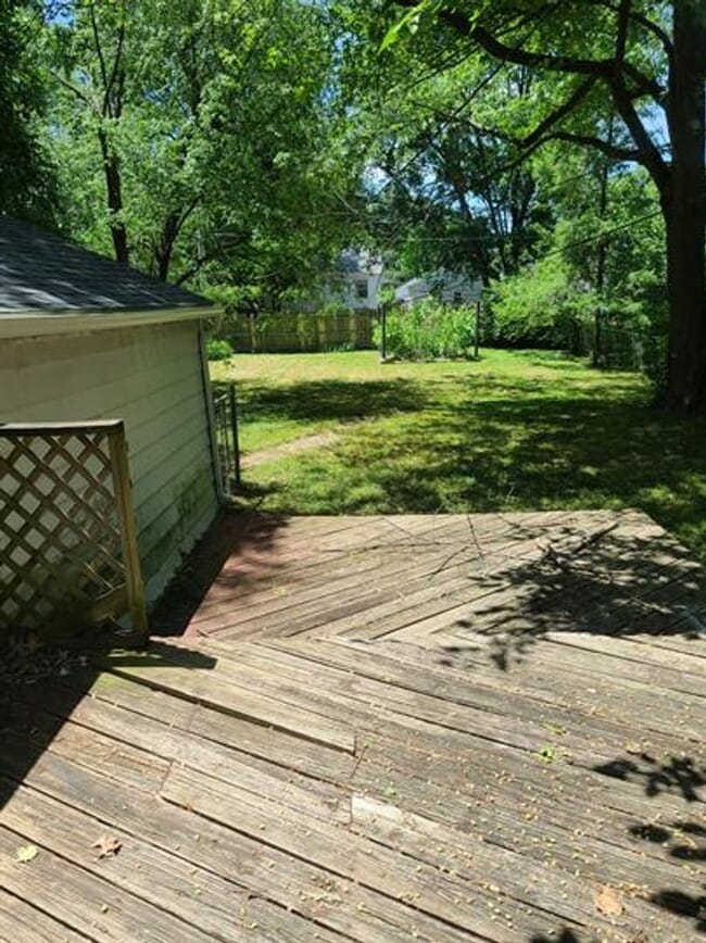Building Photo - 1411 Greenbriar Dr