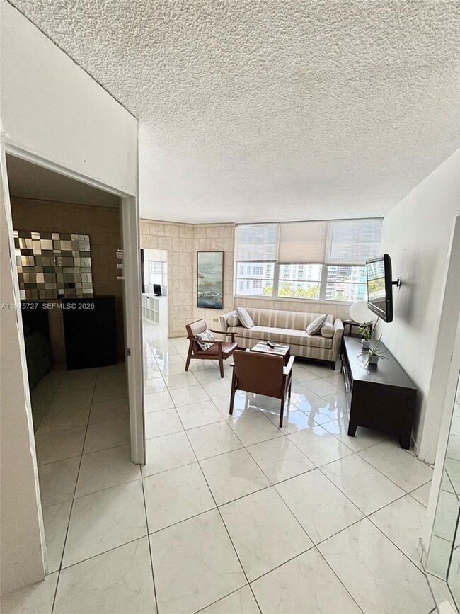 Building Photo - 905 Brickell Bay Dr