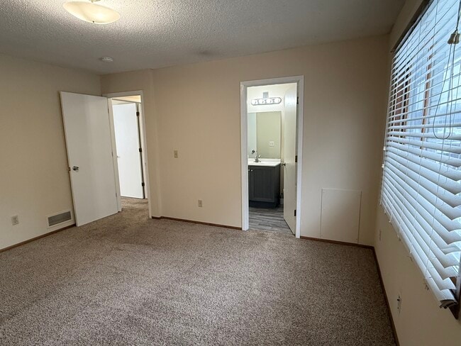 Building Photo - 2528 Birchview Ln