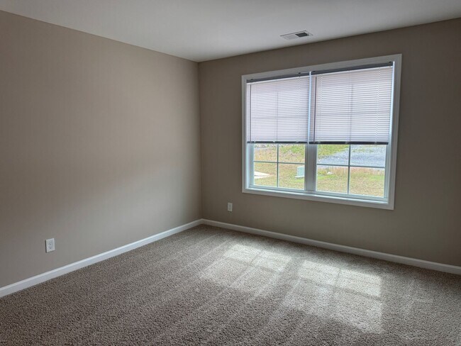Building Photo - 211 Mountaindale Dr