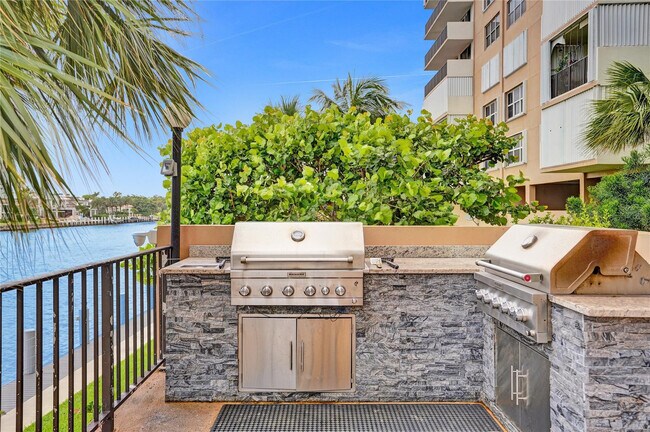 Building Photo - 1150 Hillsboro Mile