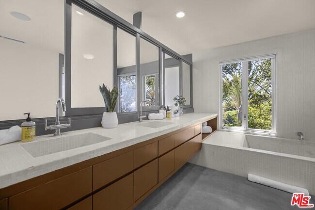 Building Photo - 9892 Beverly Grove Dr