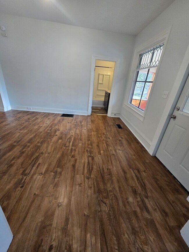 Building Photo - Beautiful 4 bed / 2 bath with garage and fenced yard on north side!