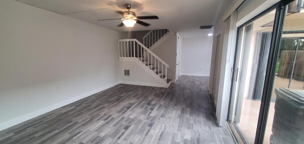 Building Photo - 704 7th Ln