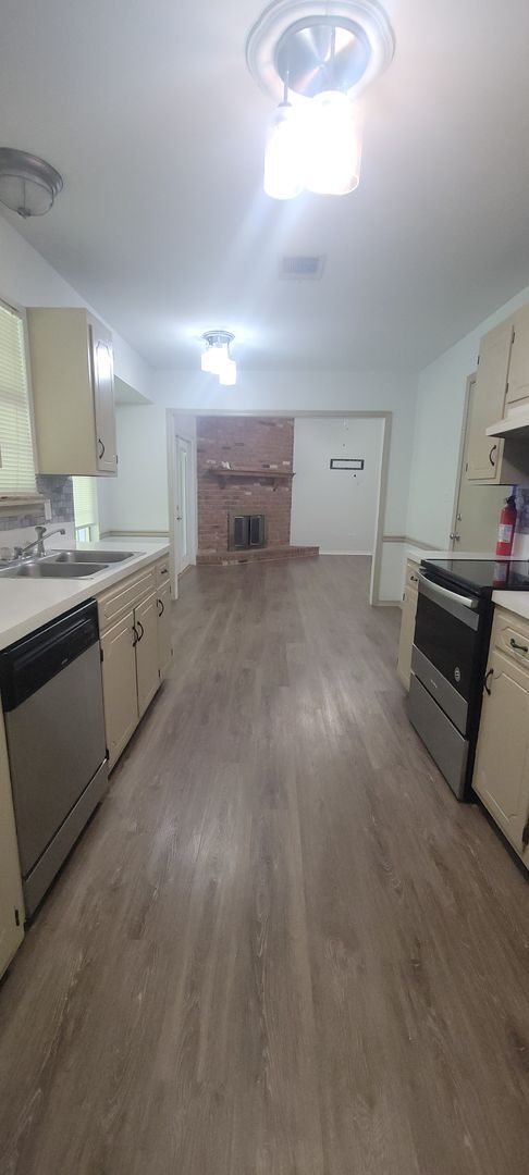 Building Photo - Beautiful 3 bedroom/2 bath with fireplace and huge covered back patio!