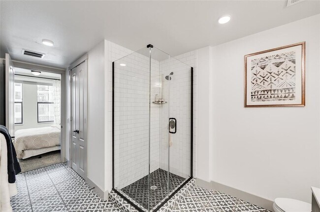 Building Photo - 1414 N Shepherd Dr