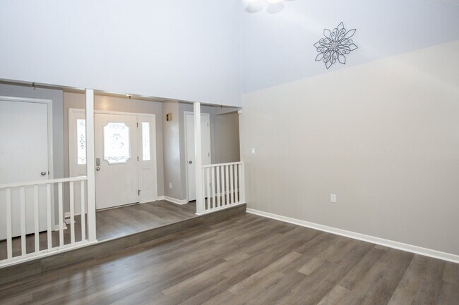 Building Photo - "Charming 3-Bedroom Retreat with Granite Touches and Cozy Fireplace on Winchester Rd!"
