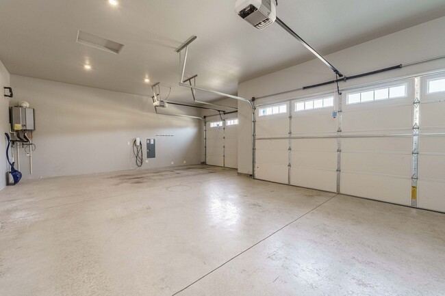 Building Photo - Spacious 4BR Modern Retreat and Luxury Liv...