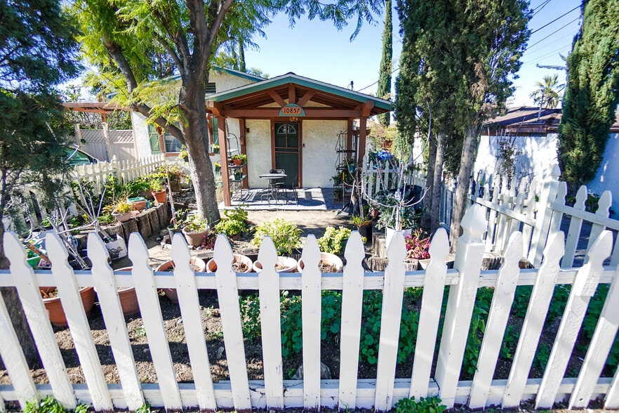 Primary Photo - 10857 Mount Gleason Ave