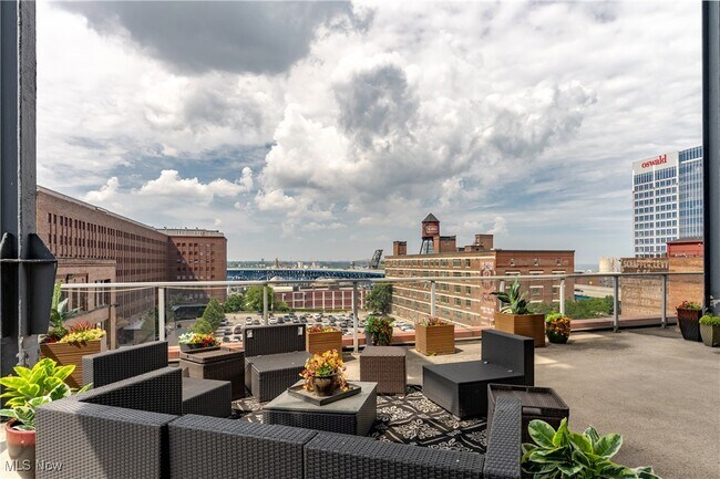 Building Photo - 701 W Lakeside Ave